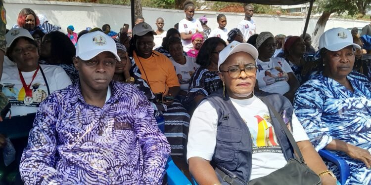 La fondation Marie Ivonne koumbassa à travers son mouvement Fria lankhoundè au soutien du CNRD, a initié ce samedi, une marche blanche dans la ville des alumines, pour promouvoir la paix et la quiétude sociale, en république de Guinée