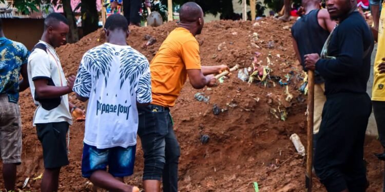 Guéckedou: Coordinateur National du Collectif Gbékédou, Dr Michel Yatto Dembadouno, s&rsquo;engage activement dans le curage à Kiésseneye.