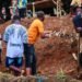 Guéckedou: Coordinateur National du Collectif Gbékédou, Dr Michel Yatto Dembadouno, s’engage activement dans le curage à Kiésseneye.