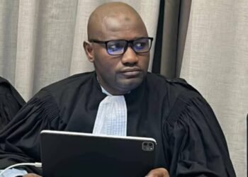 Un avocat recarde Charles Wright :