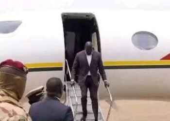Le président de la transition, le Général Mamadi Doumbouya , a regagné Conakry ce jeudi 8 mai 2025, après une tournée diplomatique qui l’a mené au Rwanda et au Gabon, où il a pris part à la cérémonie d’investiture du président Oligui Nguema.