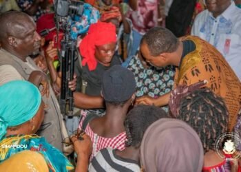 Kérouané: Le Ministre Aboubacar Camara sensibilise les femmes du marché sur l’intérêt de se faire recenser.