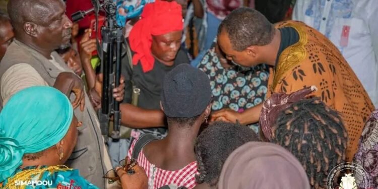 Kérouané: Le Ministre Aboubacar Camara sensibilise les femmes du marché sur l’intérêt de se faire recenser.