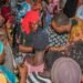 Kérouané: Le Ministre Aboubacar Camara sensibilise les femmes du marché sur l’intérêt de se faire recenser.