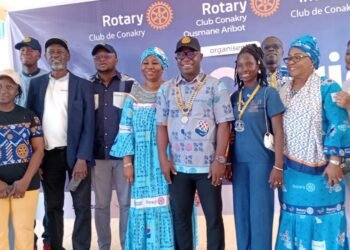 Orientation scolaire : le Rotary Club de Conakry soutient les élèves du lycée Kipé dans leur choix de carrière Afin d’aider les élèves guinéens, en particulier ceux en classe de terminale, à mieux s’orienter dans leur vie professionnelle, le Rotary Club de Conakry a organisé, le samedi 15 mai 2025, une journée d’orientation professionnelle au profit des élèves du lycée Djibril Tamsir Niane de Kipé.