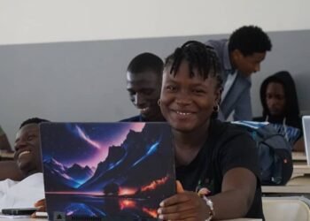 Dédé Catherine Beavogui : Étudiante en informatique le jour, coiffeuse pour hommes le soir