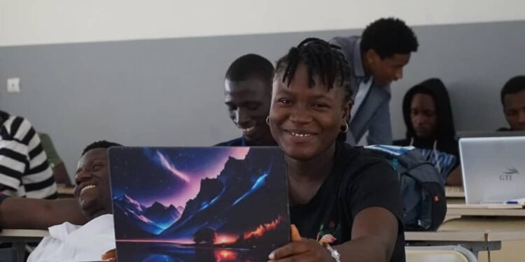 Dédé Catherine Beavogui : Étudiante en informatique le jour, coiffeuse pour hommes le soir