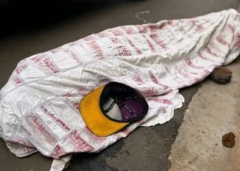 Ce mercredi 11 juin 2025, les habitants de Gbéssia Port 1, dans la commune de Matoto, ont découvert avec stupeur le corps d’une femme d’environ 31 ans, abandonné dans une ruelle du secteur 2.