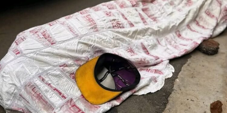 Ce mercredi 11 juin 2025, les habitants de Gbéssia Port 1, dans la commune de Matoto, ont découvert avec stupeur le corps d’une femme d’environ 31 ans, abandonné dans une ruelle du secteur 2.