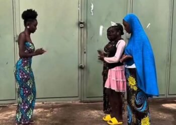 La nouvelle reine d’Afrique, YUYU, célèbre la Journée internationale de la jeunesse aux côtés des jeunes filles