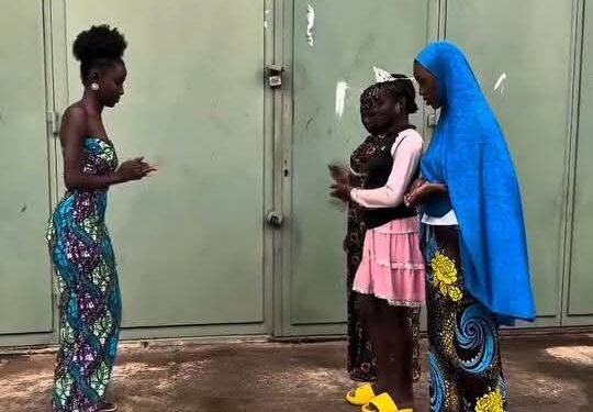 La nouvelle reine d’Afrique, YUYU, célèbre la Journée internationale de la jeunesse aux côtés des jeunes filles