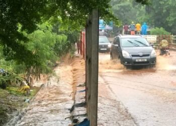 Conakry : fortes pluies paralysent la circulation au pont de Kobaya