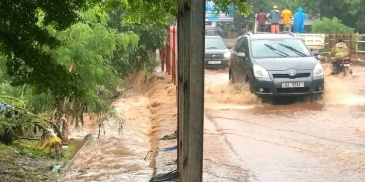 Conakry : fortes pluies paralysent la circulation au pont de Kobaya