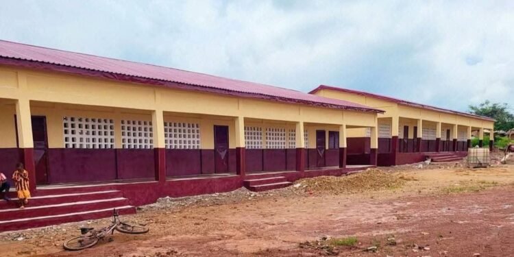 Siguiri : La population de Sèkè Doko construit six salles de classe sur fonds propres
