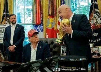 Coupe du Monde : Trump plaisante en recevant le trophée au bureau ovale