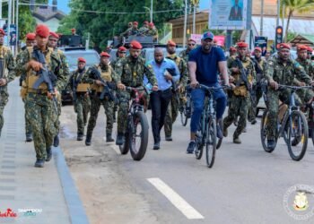 Kaloum : le président Doumbouya aperçu à vélo au milieu des citoyens