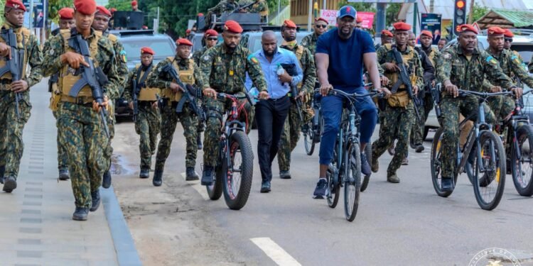 Kaloum : le président Doumbouya aperçu à vélo au milieu des citoyens