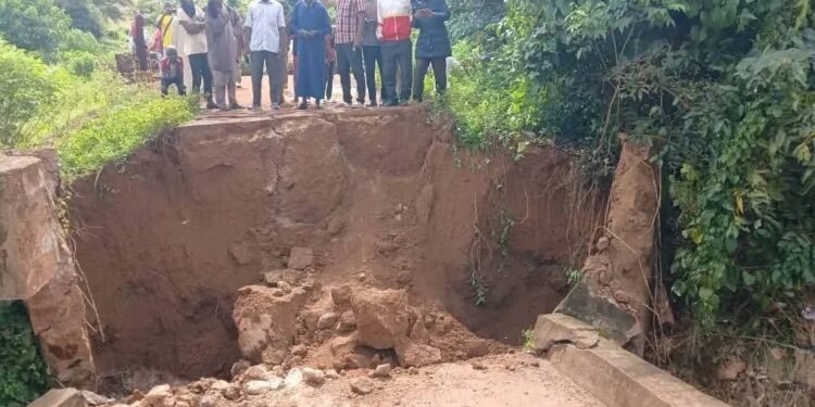 Labé : l’effondrement d’un dalot à Donghora paralyse la circulation
