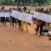 Lola : des femmes manifestent torses nus pour exiger le départ des bouviers