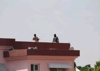 Cameroun : Issa Tchiroma dénonce la présence de snipers autour de son domicile à Garoua