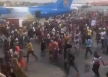 Tanzanie : des manifestants prennent le contrôle de l’aéroport pour empêcher la fuite des responsables politiques