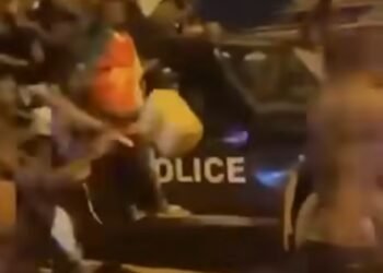 Cameroun : Des manifestants paradent avec des véhicules de police à Garoua