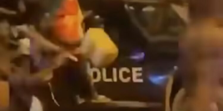 Cameroun : Des manifestants paradent avec des véhicules de police à Garoua