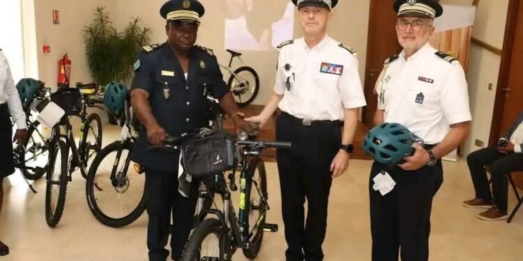 Coopération France–Gabon : des vélos offerts à la police suscitent la controverse