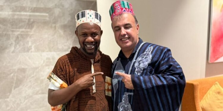 Le journaliste sportif de Canal+ , Lilian Gathoun, a profité de son séjour en Guinée pour découvrir les tenues traditionnelles du pays