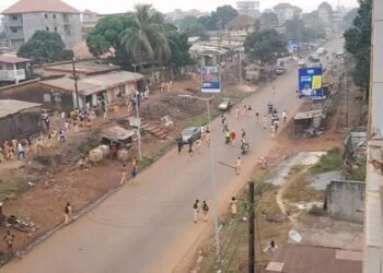 Guinée : la grève de l’intersyndicale de l’éducation pousse des élèves de l’école Bikaba dans la rue