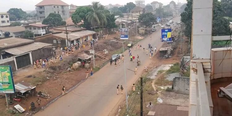 Guinée : la grève de l’intersyndicale de l’éducation pousse des élèves de l’école Bikaba dans la rue