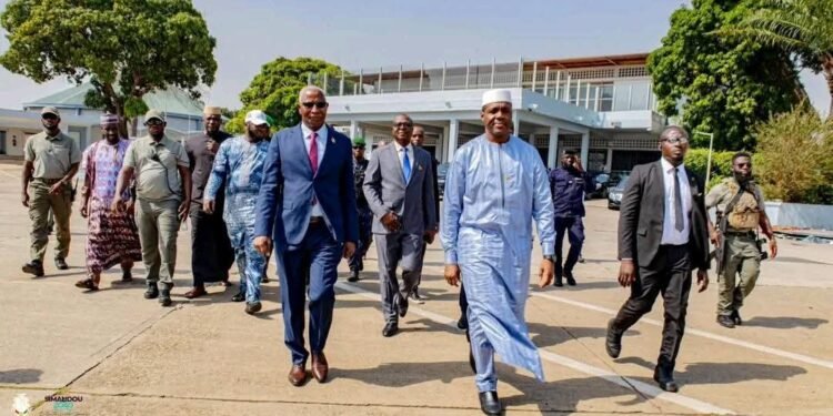 Guinée–Mali : le Premier ministre Amadou Oury Bah raccompagne son homologue malien