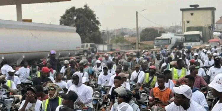 Guinée : Mamadi Doumbouya proclamé vainqueur de la présidentielle, Conakry en liesse