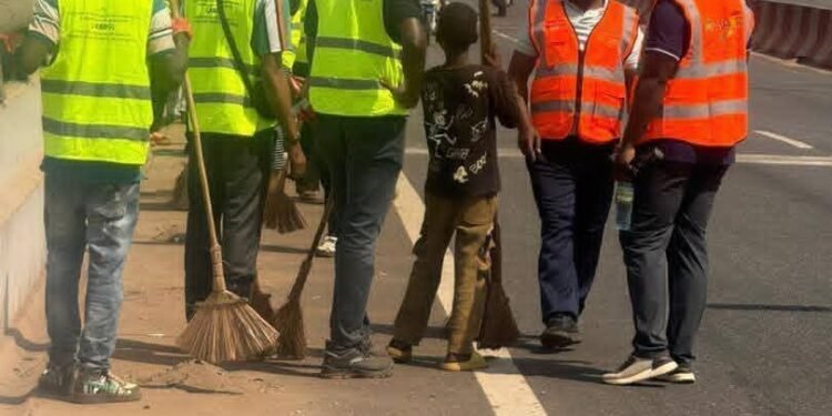 Investiture présidentielle : poursuite des opérations de nettoyage et de désencombrement à Conakry