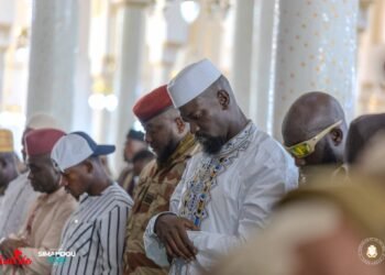 Grande prière du vendredi à la Mosquée Fayçal : le président Mamadi Doumbouya en communion avec les fidèles