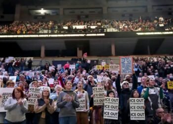 États-Unis : au Minnesota, des milliers de manifestants anti-ICE bravent le froid