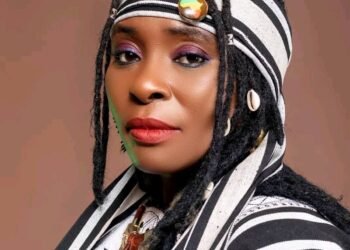 Reconnaissance présidentielle : Mamadi Doumbouya offre un véhicule à l’artiste Sia Tolno