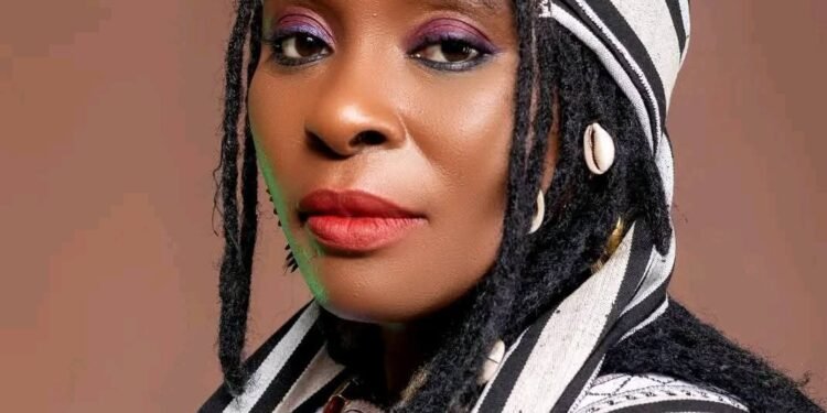Reconnaissance présidentielle : Mamadi Doumbouya offre un véhicule à l’artiste Sia Tolno