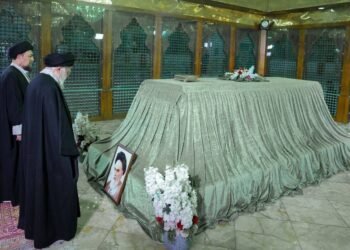 Iran : Ali Khamenei se recueille au mausolée de l’Imam Khomeini à la veille de l’anniversaire de la Révolution islamique