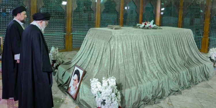 Iran : Ali Khamenei se recueille au mausolée de l’Imam Khomeini à la veille de l’anniversaire de la Révolution islamique