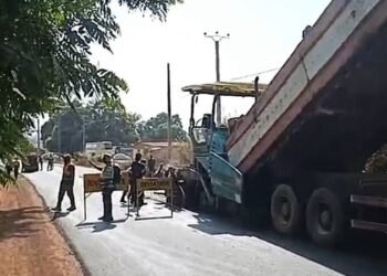 BEYLA – Les travaux de bitumage des voiries urbaines du centre-ville de la préfecture de Beyla se poursuivent activement