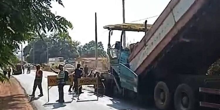 BEYLA – Les travaux de bitumage des voiries urbaines du centre-ville de la préfecture de Beyla se poursuivent activement