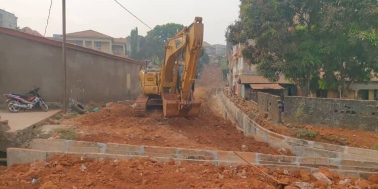 Guinée : à Kaléma (Sonfonia), un axe stratégique en cours d’aménagement améliore la mobilité locale