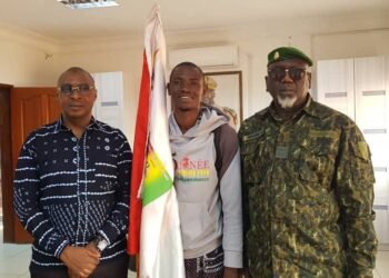 Mamou : le jeune Malien Mohamed Berete accueilli par les autorités après sa marche depuis Bamako