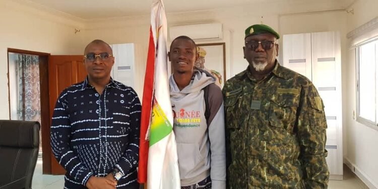 Mamou : le jeune Malien Mohamed Berete accueilli par les autorités après sa marche depuis Bamako