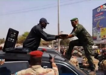 Guinée : Mamadi Doumbouya remet le drapeau au contingent déployé aux frontières