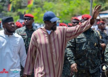 Kaloum : le président Mamadi Doumbouya au contact des populations lors d’une marche de proximité