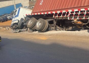 Conakry : un camion poids lourd endommage des infrastructures routières à Lansanayah Barrage