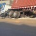 Conakry : un camion poids lourd endommage des infrastructures routières à Lansanayah Barrage