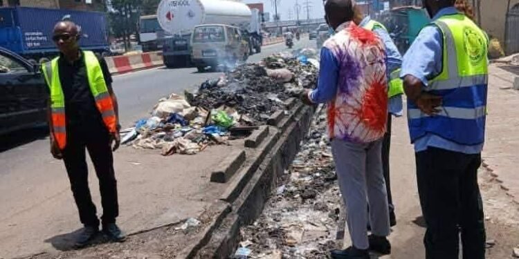 Matam : des incinérations d’ordures sur la voie publique menacent les infrastructures routières